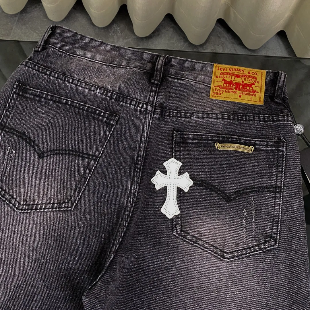 🅿️250 Correct version Chroe Hets CH black pink leather jeans, counter price 4W level, patchwork cross pattern embellishment, women's high-waisted washed jeans! ! Absolutely high-end luxury products, 1.9W level god-level single products, super popular products, built with top heavy industry, a magic weapon that cannot be missed [About Zangyin] This is an extremely luxurious fashion brand that can also be called the aristocrats of the high street. It has always been an exclusive brand for some hipsters or rich second generations. Compared with ordinary high streets, it is more luxurious and noble. Compared with luxury brands, it has a more fashionable personality and has always been a brand that I have a special liking for. A6632 [Top heavy industry fashionable design] Consistently high-street luxury style creation. Speaking of this style, the Zangyin family and GU family are definitely the leading representative brands. Especially the Zangyin family has really achieved a state-of-the-art effect in creating high-street style. The color system of this model is made of unique washed materials. It is already quite eye-catching. It is decorated with pink patchwork cross flowers, which cleverly highlights the charm of the brand. Secondly, this model uses classic The classic high-waist cutting design highlights the long legs and the fashionable temperament of the upper body. The brand is highly recognizable and the slim fit configuration is more suitable for daily wear. This product is a product that interprets personality, fashion, and specifications at a glance. This single product is enough to make any fan excited. It can be a white T-shirt for youthful preppy style, or a tight sling for royal lady style. It has strong matching ability and can be easily controlled by men.  [Material and craftsmanship] Needless to say, this point goes without saying. As an excellent craftsman brand, Zangyin has really perfect requirements for details and craftsmanship. The washed color of this model has gone through so many processes, not to mention the embellishment of the denim appliqués. It is also purely handmade and sewn. Just like what they believe in, only handmade things have soul and have the meaning of wear. A top-notch heavy-duty fashionable denim item, I look forward to your perfect interpretation! ! 28-34 corresponds to S-XL